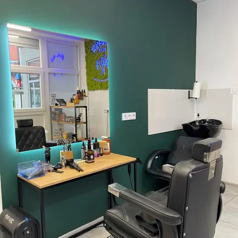 Stanowiska barberskie w salonie przy Mostowej